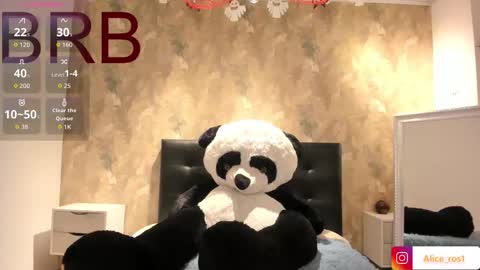 Snapshot of alice_rose5 chatting on 10/15/25, 03:06 Alice online show from 10/15/25, 03:06