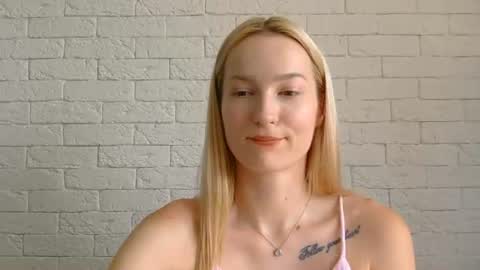Snapshot of alice_sweet_01 chatting on 06/19/26, 01:26 Alice online show from 06/19/26, 01:26