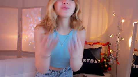 Snapshot of alice_tucci chatting on 12/19/24, 01:40 Alice online show from 12/19/24, 01:40