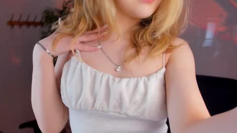 Snapshot of alice_tucci chatting on 01/25/25, 01:30 Alice online show from 01/25/25, 01:30