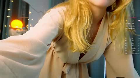 Snapshot of alice_tucci chatting on 05/19/26, 04:02 Alice online show from 05/19/26, 04:02