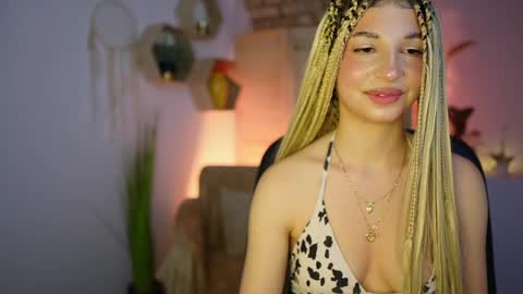 Snapshot of alicee_kiss chatting on 01/03/25, 10:19 Alicee Kiss online show from 01/03/25, 10:19