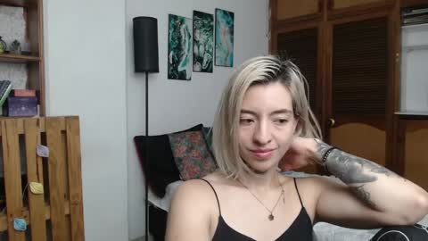 alicee_logan_ online show from 04/20/26, 03:42