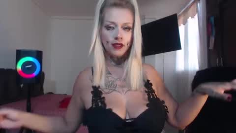 aliceesmiths online show from 11/19/25, 12:27