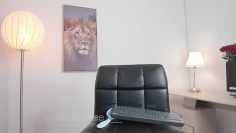 Snapshot of alicerosee___ chatting on 06/24/26, 11:04 alicerosee___ online show from 06/24/26, 11:04