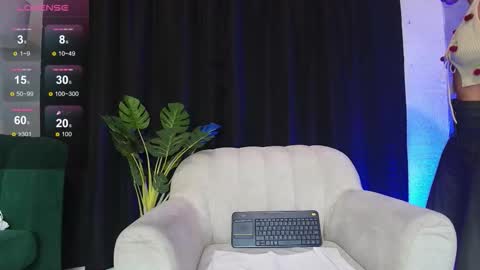 Snapshot of alicia__kiss chatting on 11/06/25, 11:44 Salome online show from 11/06/25, 11:44