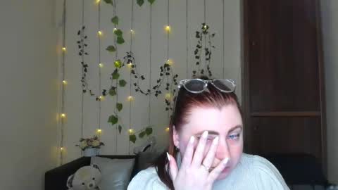 Snapshot of alicia_side_red chatting on 04/25/26, 01:41 Alicia online show from 04/25/26, 01:41