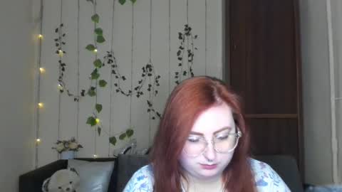 Snapshot of alicia_side_red chatting on 04/26/26, 11:30 Alicia online show from 04/26/26, 11:30