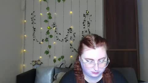 Snapshot of alicia_side_red chatting on 05/05/26, 05:37 Alicia online show from 05/05/26, 05:37