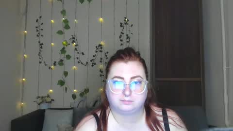 Snapshot of alicia_side_red chatting on 05/17/26, 05:27 Alicia online show from 05/17/26, 05:27