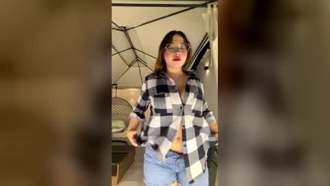 Snapshot of aliciawhite_nt chatting on 05/19/26, 01:11 Alicia online show from 05/19/26, 01:11