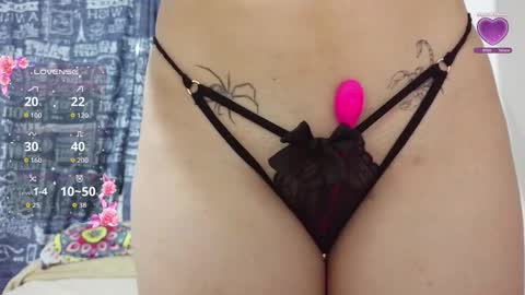 aliciia_23 online show from 11/18/25, 11:59