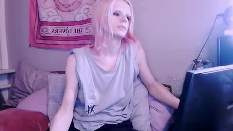 Alien Bella online show from 12/18/25, 01:06