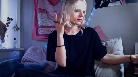 Snapshot of alien_bella chatting on 03/01/26, 01:02 Alien Bella online show from 03/01/26, 01:02