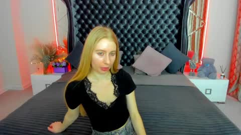 Snapshot of alina__blonde chatting on 05/13/26, 06:22 Alina online show from 05/13/26, 06:22