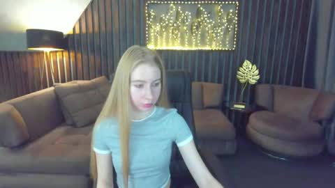 Snapshot of alina__blonde chatting on 05/23/26, 05:45 Alina online show from 05/23/26, 05:45