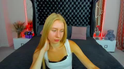 Snapshot of alina__blonde chatting on 08/07/26, 06:04 Alina online show from 08/07/26, 06:04