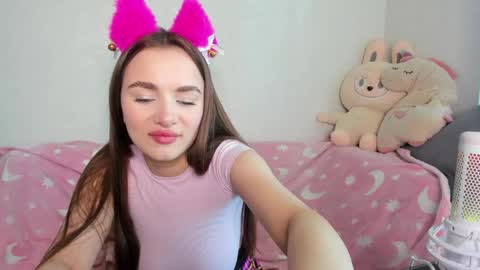 Snapshot of alinaluxxx chatting on 05/06/26, 07:13 Alina online show from 05/06/26, 07:13