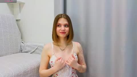 Snapshot of alisia_spinnet chatting on 06/11/26, 12:47 Alisia online show from 06/11/26, 12:47