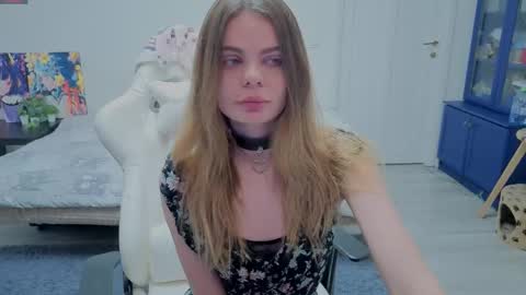 Snapshot of alisontiny chatting on 10/13/25, 06:24 Alison online show from 10/13/25, 06:24