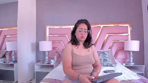 Snapshot of alissbluumm chatting on 06/25/26, 12:09 alissbluumm online show from 06/25/26, 12:09