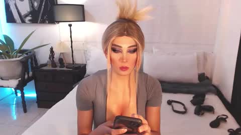 Snapshot of allareillusionxxx chatting on 12/15/24, 12:38 Miss Gia online show from 12/15/24, 12:38