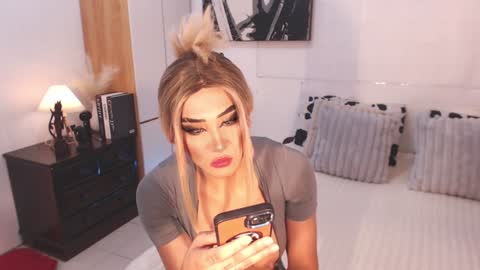 Snapshot of allareillusionxxx chatting on 01/19/25, 06:20 Miss Gia online show from 01/19/25, 06:20