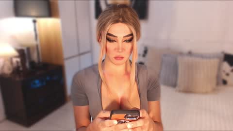 Snapshot of allareillusionxxx chatting on 01/22/25, 12:27 Miss Gia online show from 01/22/25, 12:27