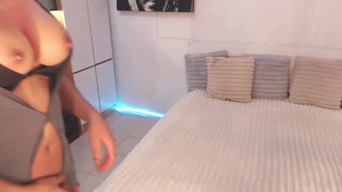 Snapshot of allareillusionxxx chatting on 02/06/25, 02:22 Miss Gia online show from 02/06/25, 02:22