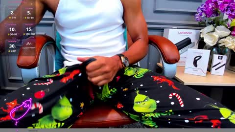 Snapshot of allessandrosantos chatting on 12/21/24, 12:49 Help me reach 100 likes online show from 12/21/24, 12:49