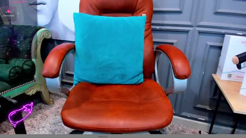 Snapshot of allessandrosantos chatting on 12/21/24, 11:45 Help me reach 100 likes online show from 12/21/24, 11:45