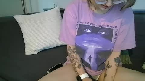 Snapshot of alliebearx chatting on 06/13/26, 03:26 alliebearx online show from 06/13/26, 03:26