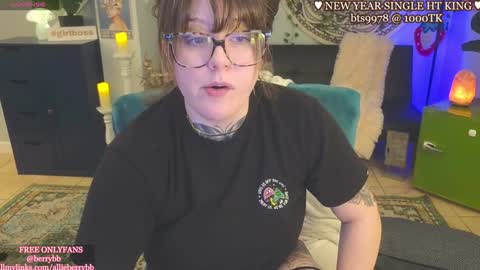 Snapshot of allieberrybb chatting on 01/01/25, 05:33  bb  online show from 01/01/25, 05:33