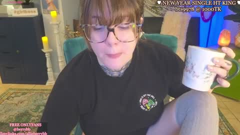 Snapshot of allieberrybb chatting on 01/01/25, 03:35  bb  online show from 01/01/25, 03:35