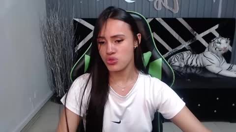 Snapshot of allisson_a chatting on 03/07/25, 09:51 Allisson online show from 03/07/25, 09:51