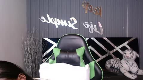 Snapshot of allisson_a chatting on 03/08/25, 07:05 Allisson online show from 03/08/25, 07:05