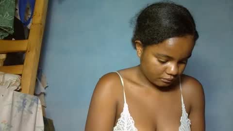 allizida01 online show from 11/26/25, 02:18