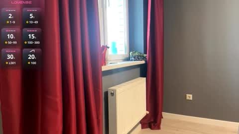 Snapshot of alluring_vibes_69 chatting on 12/15/25, 10:52 Esme online show from 12/15/25, 10:52