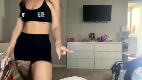 Snapshot of allymaeeee chatting on 10/17/25, 01:09 Ally Mae online show from 10/17/25, 01:09