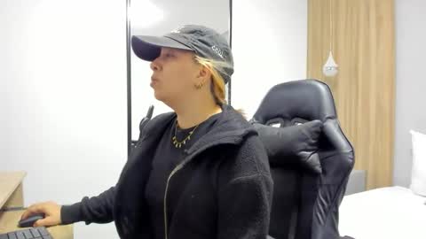 ALMA FENIX  online show from 12/19/25, 12:23