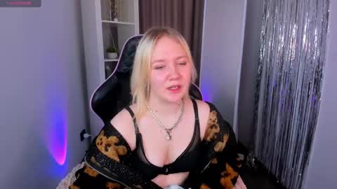 Snapshot of alma_wilson chatting on 02/09/25, 05:08 Amina online show from 02/09/25, 05:08