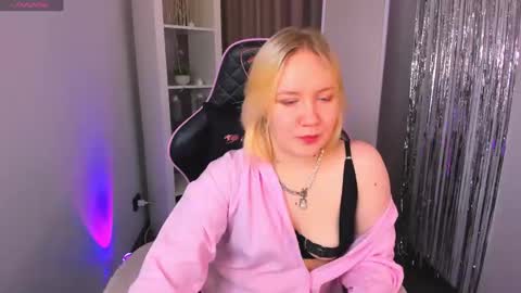 Snapshot of alma_wilson chatting on 02/11/25, 05:05 Amina online show from 02/11/25, 05:05