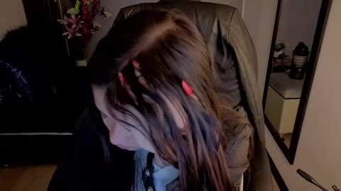 Snapshot of almma_ chatting on 10/20/25, 02:17 ALMMA online show from 10/20/25, 02:17