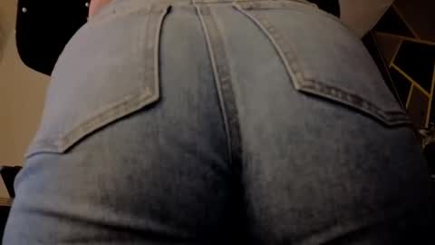 Snapshot of almma_ chatting on 10/21/25, 02:07 ALMMA online show from 10/21/25, 02:07