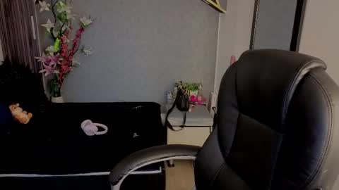 Snapshot of almma_ chatting on 10/22/25, 01:22 ALMMA online show from 10/22/25, 01:22