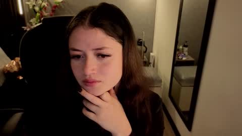 Snapshot of almma_ chatting on 11/19/25, 01:22 ALMMA online show from 11/19/25, 01:22