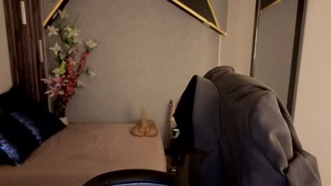 Snapshot of almma_ chatting on 12/02/25, 01:39 ALMMA online show from 12/02/25, 01:39