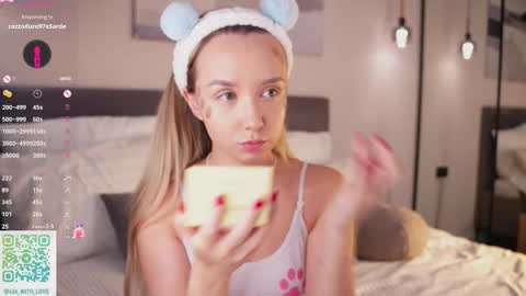 Snapshot of alodiaacomb chatting on 10/12/25, 02:10 Lia online show from 10/12/25, 02:10