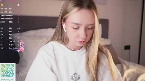 Snapshot of alodiaacomb chatting on 10/14/25, 03:07 Lia online show from 10/14/25, 03:07