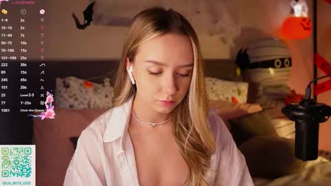 Snapshot of alodiaacomb chatting on 10/27/25, 03:10 Lia online show from 10/27/25, 03:10